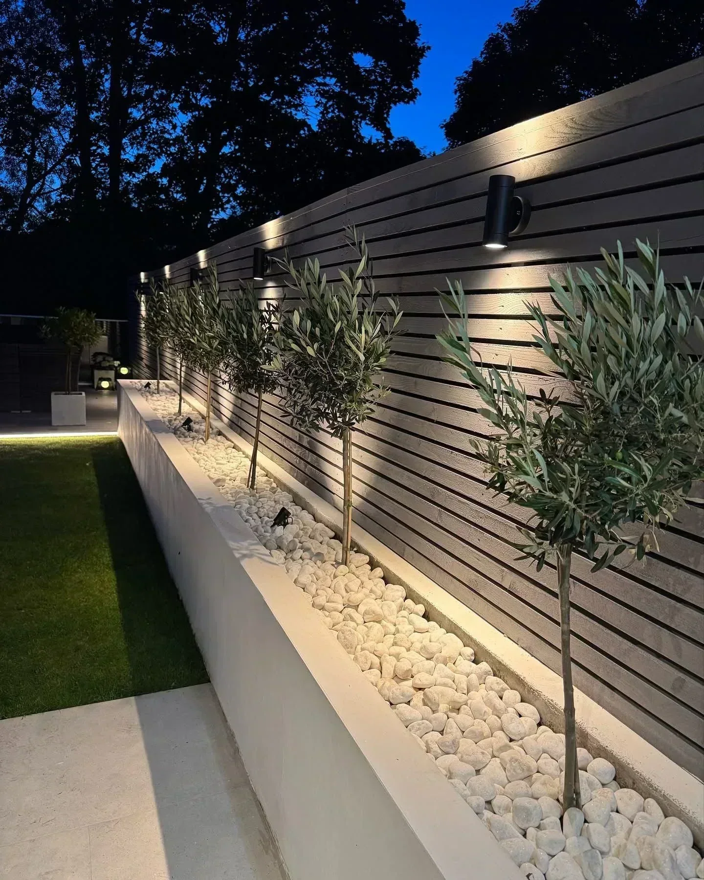 Garden with Decking & Outdoor Kitchen — photo 2