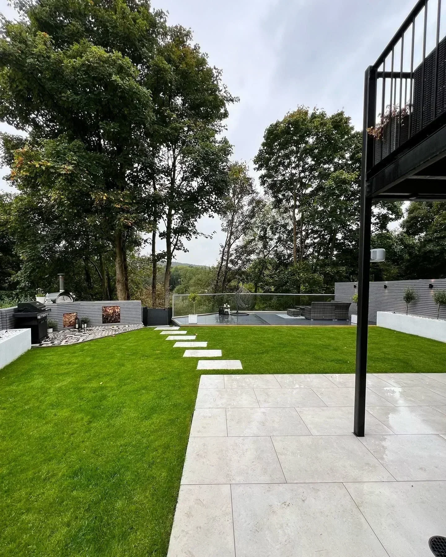 Garden with Decking & Outdoor Kitchen — photo 3