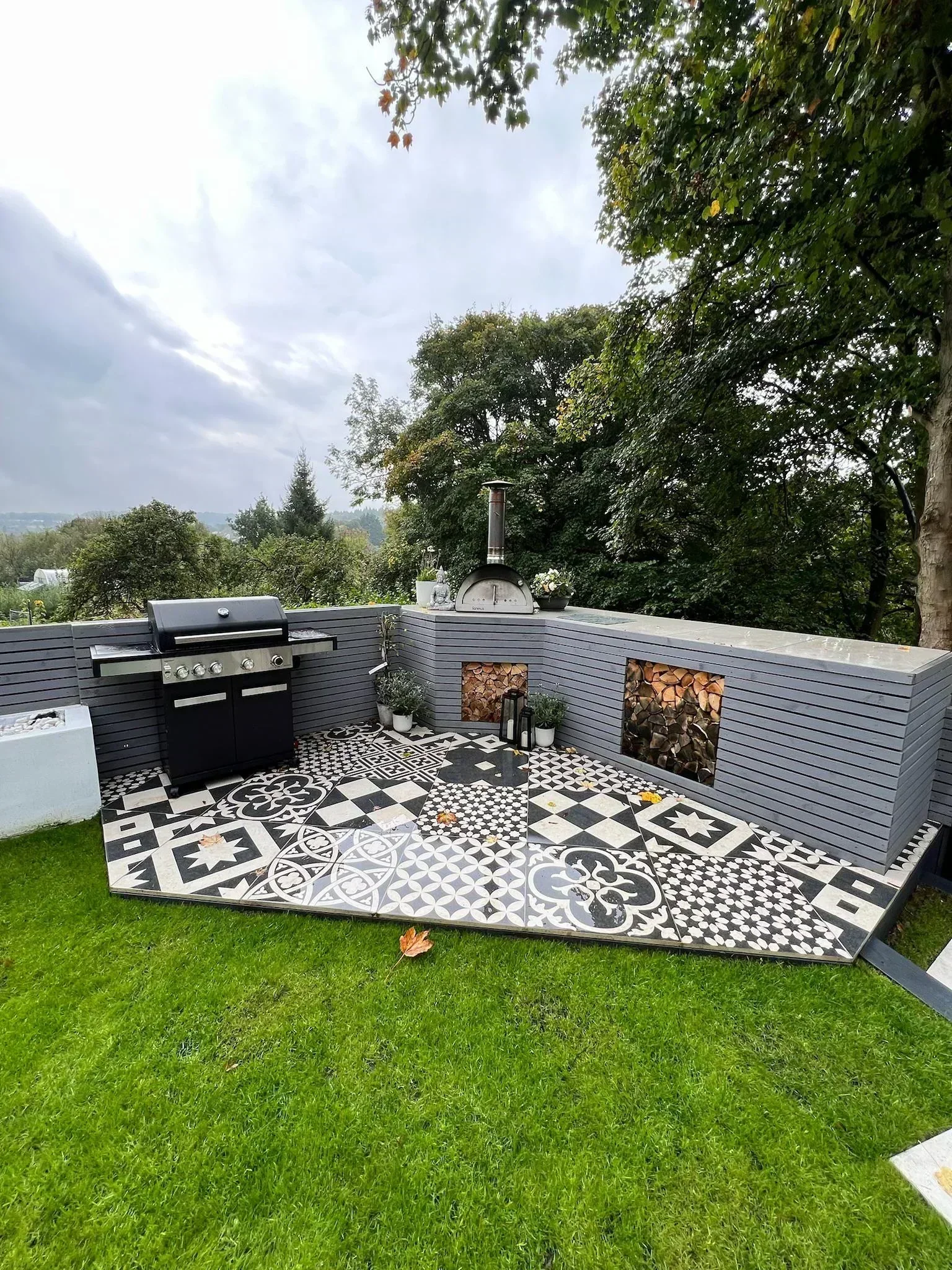 Garden with Decking & Outdoor Kitchen — photo 7