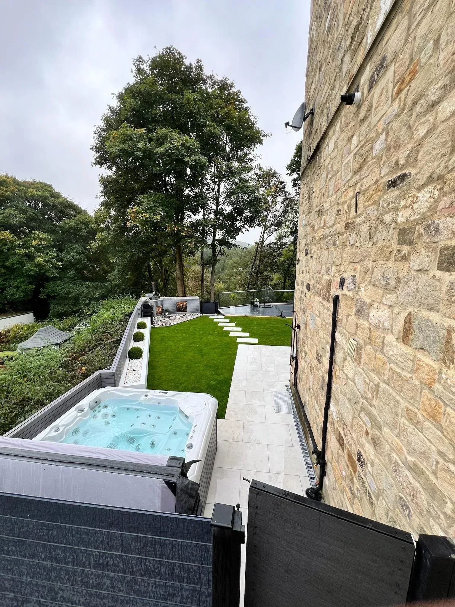 Garden with Decking & Outdoor Kitchen — photo 12