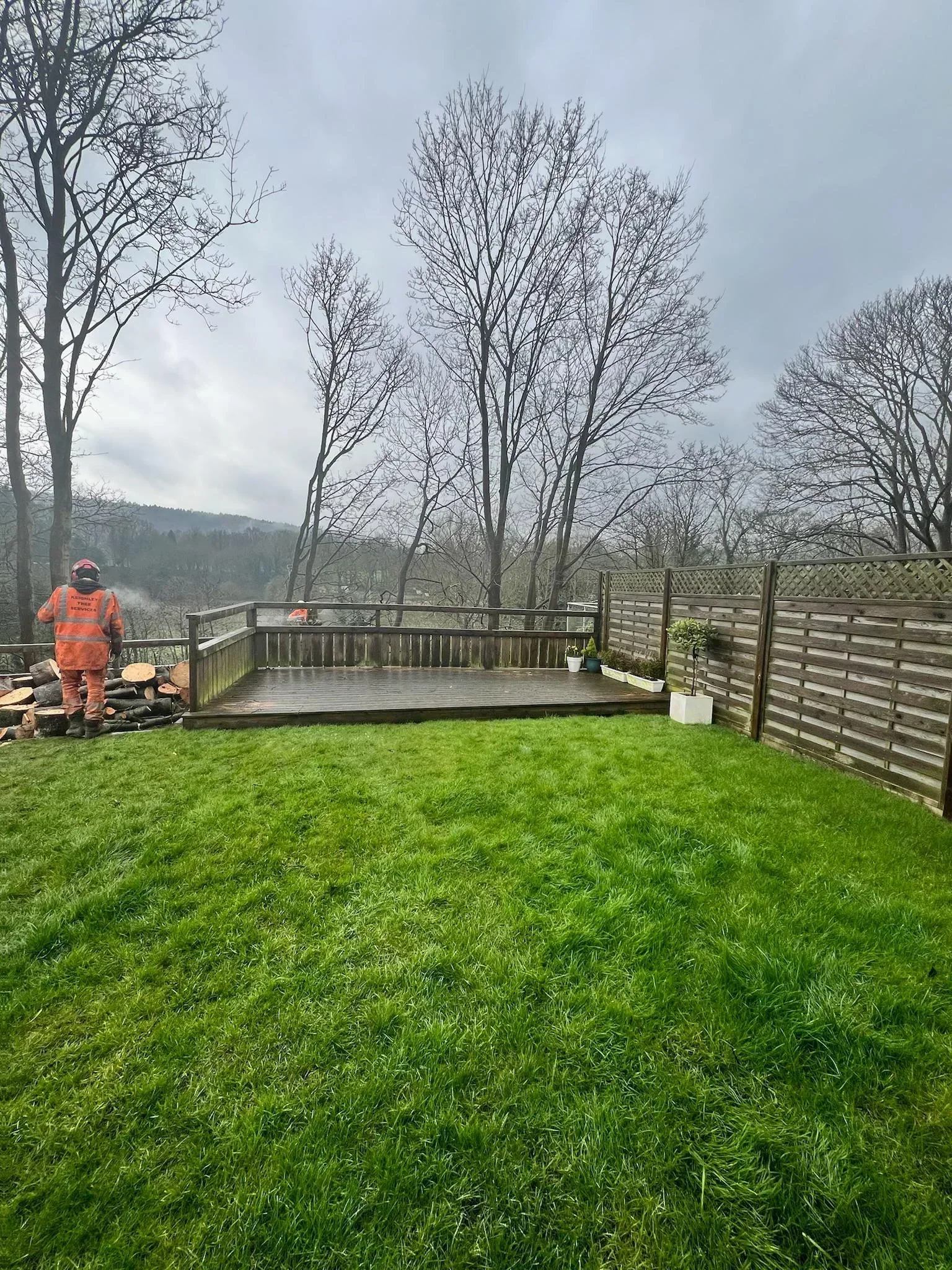 Garden with Decking & Outdoor Kitchen — photo 14