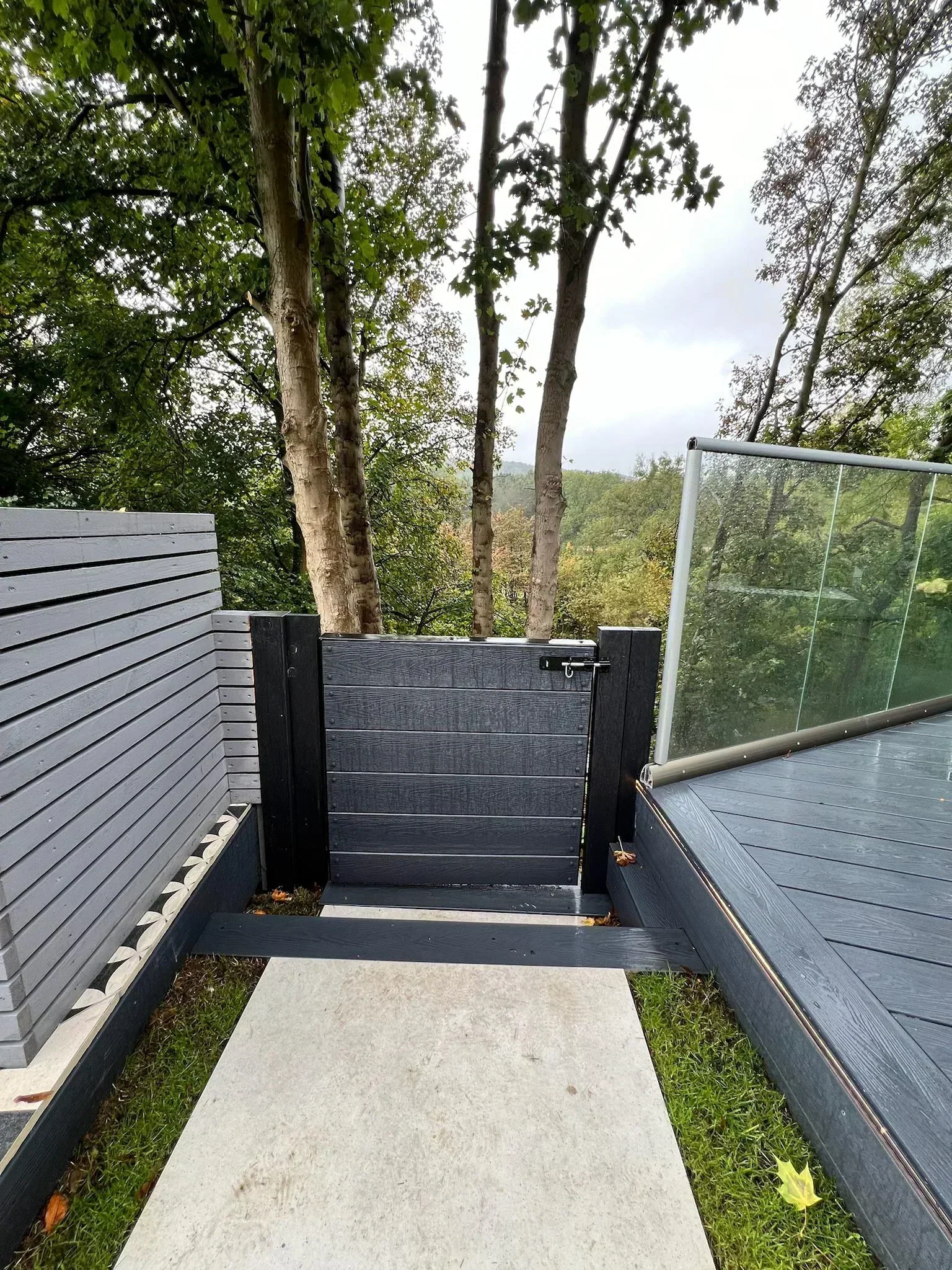 Garden with Decking & Outdoor Kitchen — photo 18
