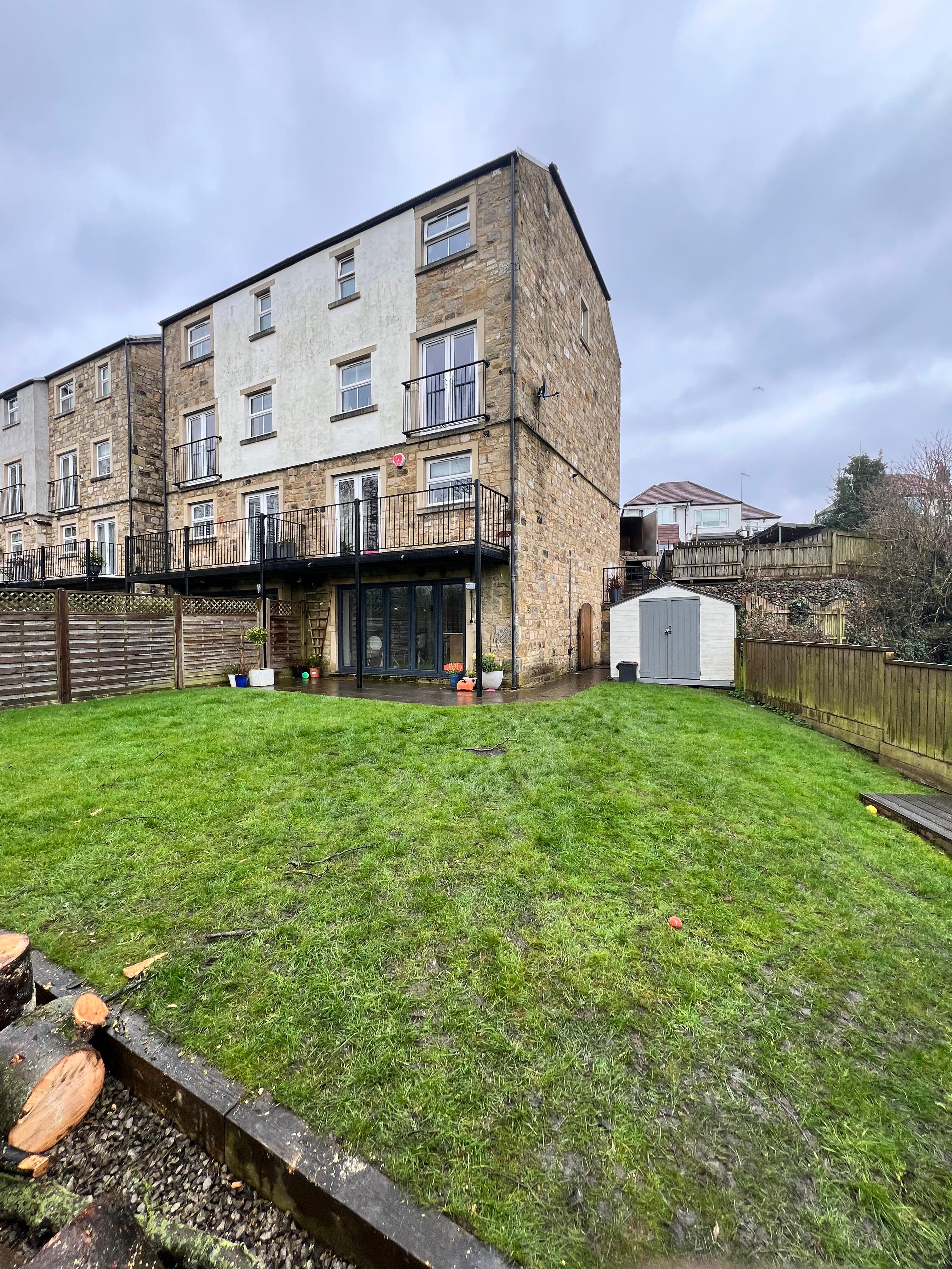 Garden with Decking & Outdoor Kitchen detail 18