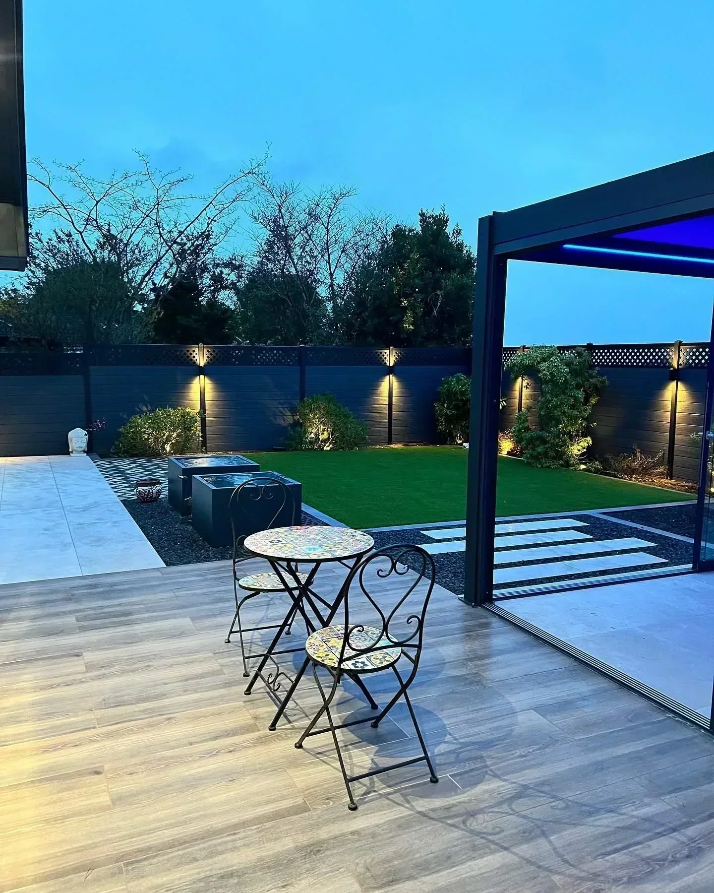 Complete Garden with Pergola — photo 12