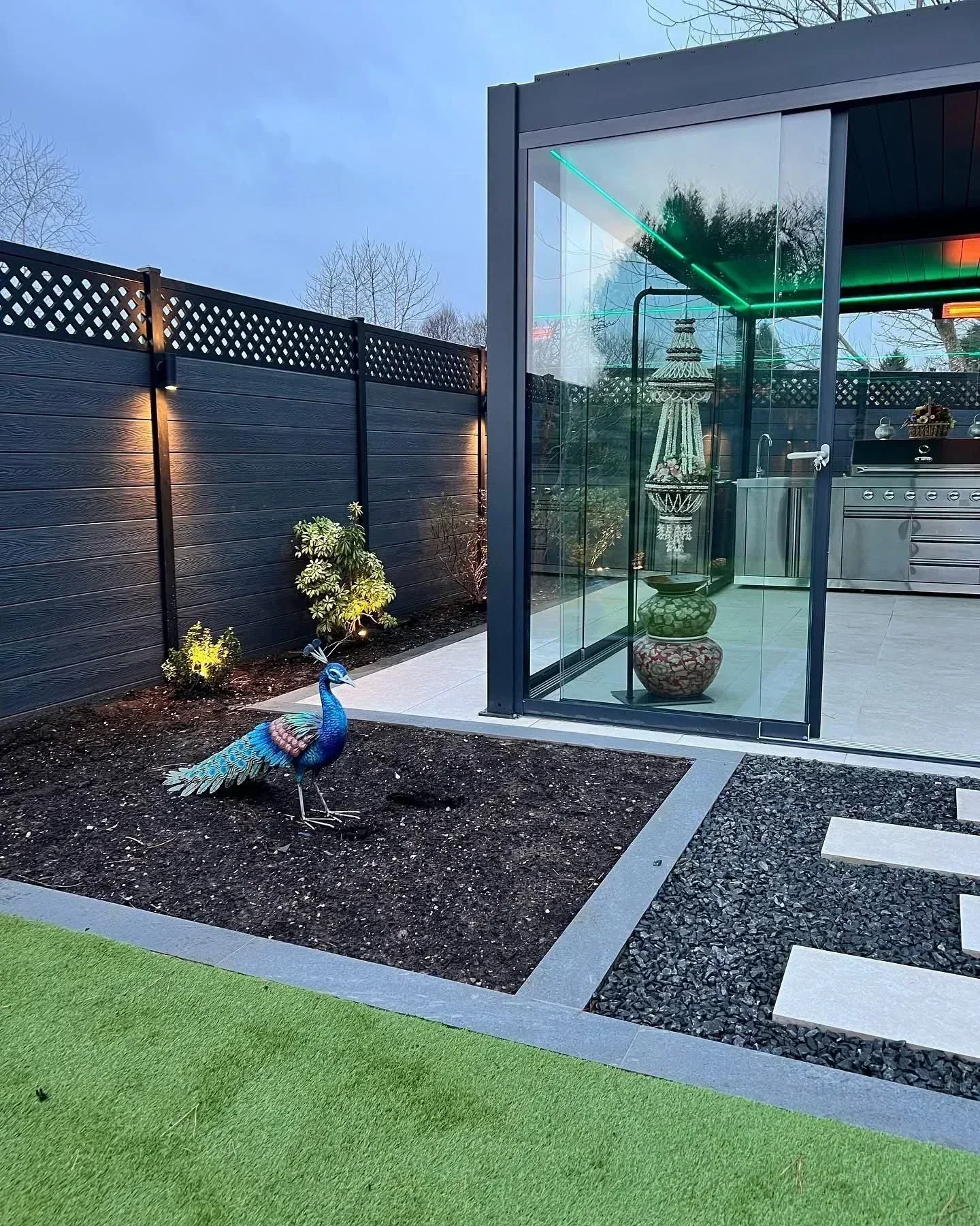 Complete Garden with Pergola — photo 13