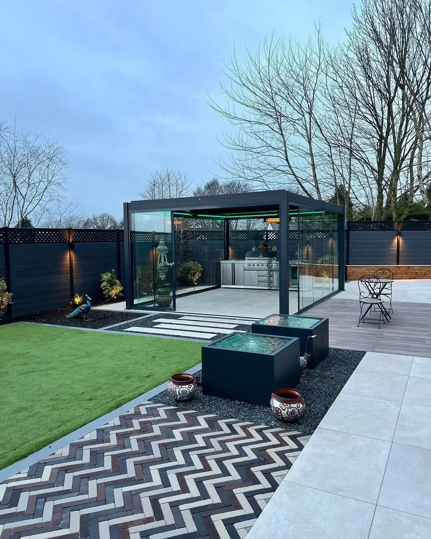 Complete Garden with Pergola — photo 6