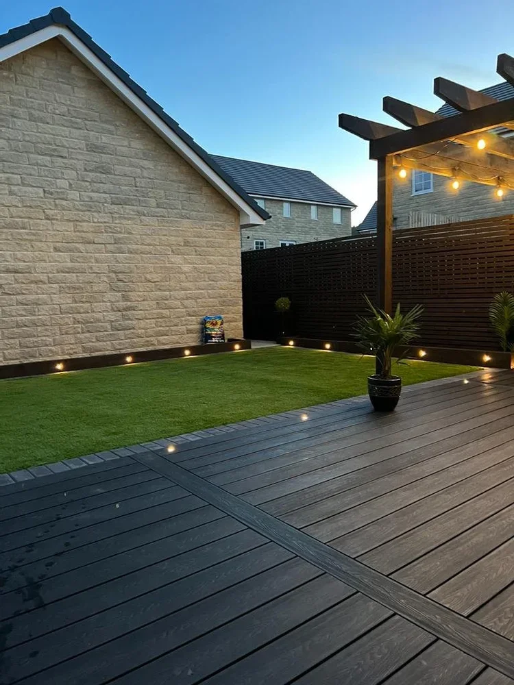 Outdoor Living Space with Jacuzzi detail 10