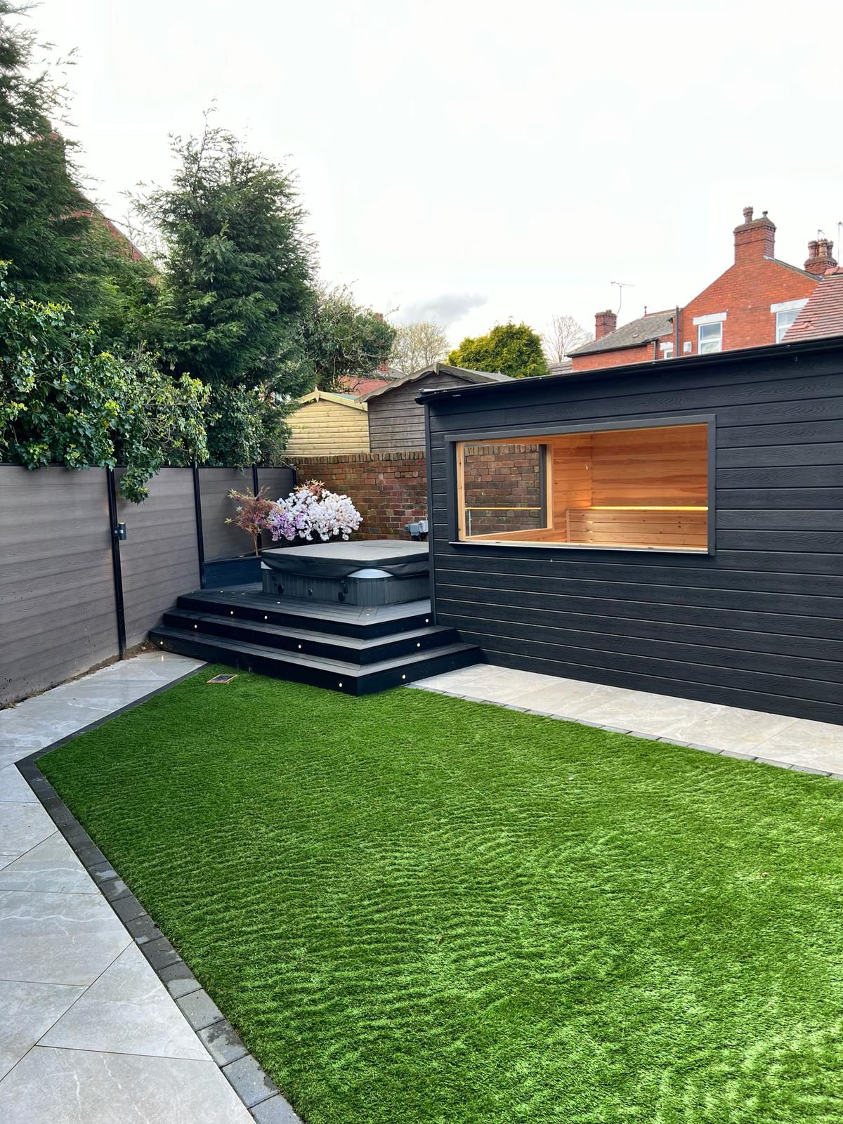 Jacuzzi & Sauna Garden Retreat detail 1