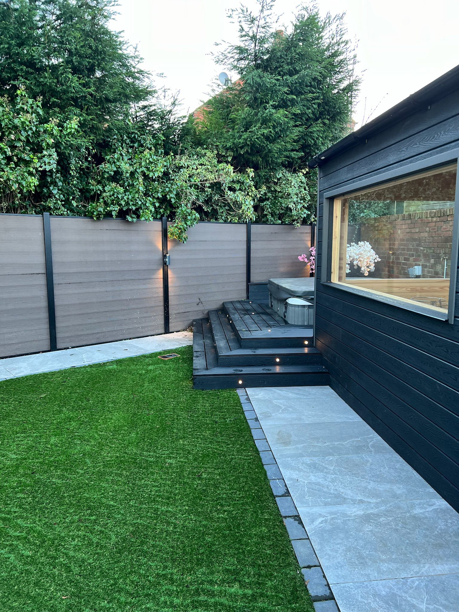 Jacuzzi & Sauna Garden Retreat detail 3