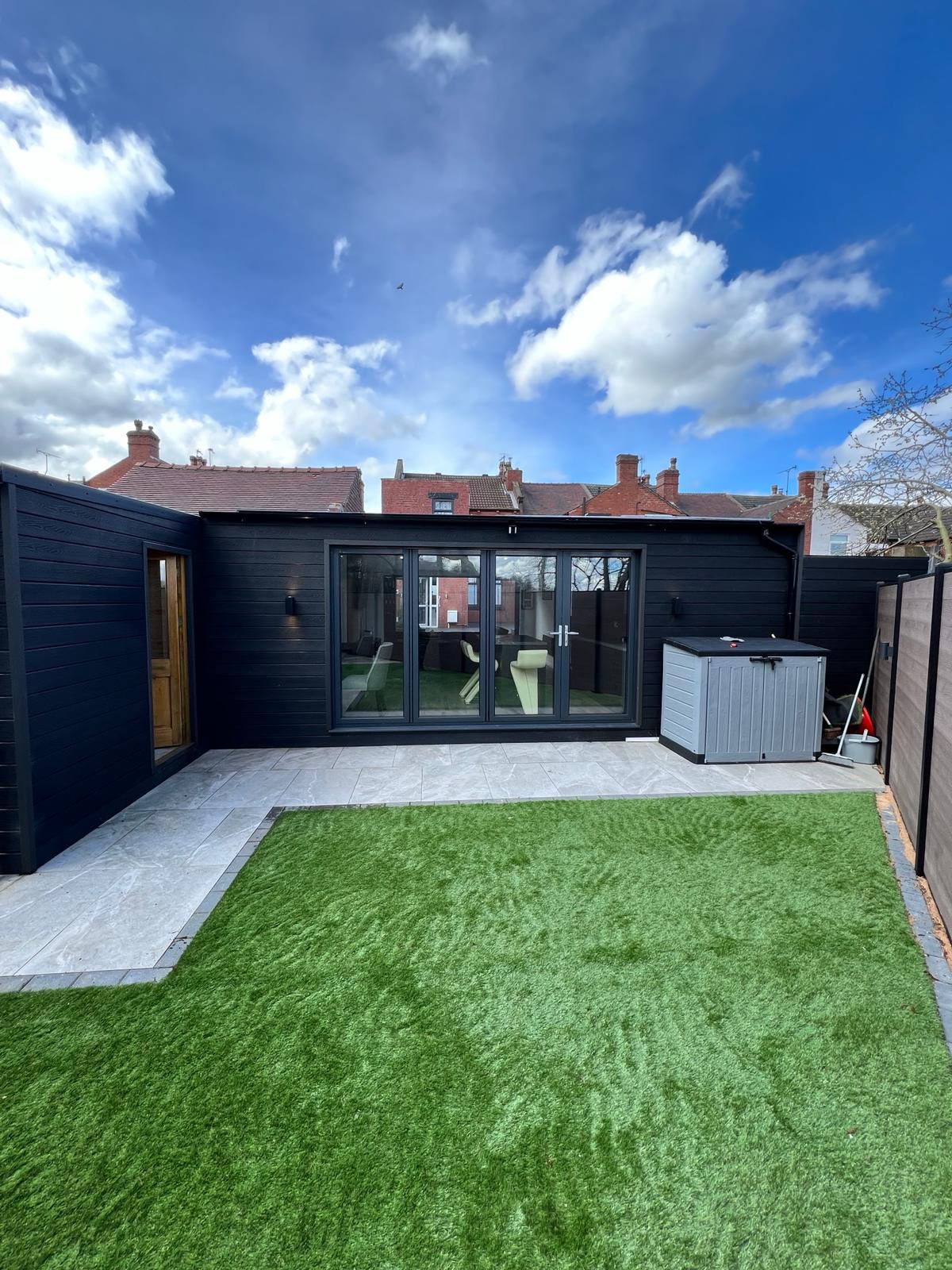 Jacuzzi & Sauna Garden Retreat detail 5