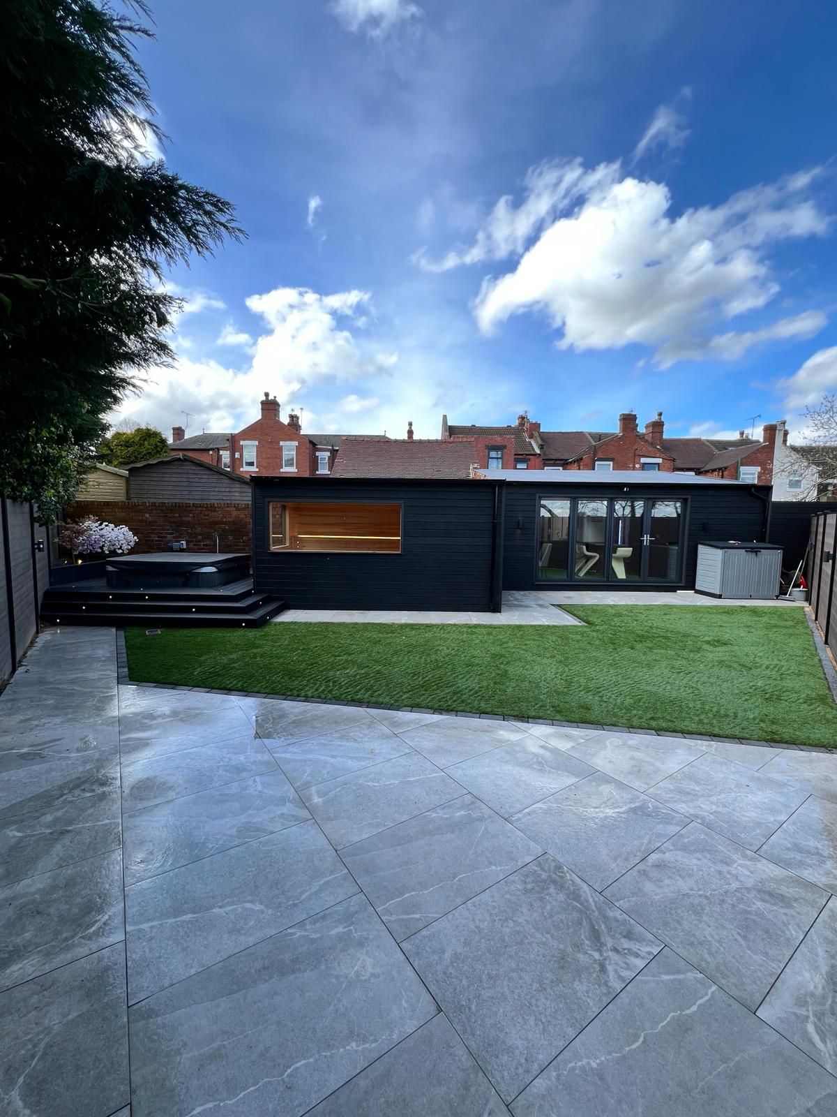 Jacuzzi & Sauna Garden Retreat detail 7