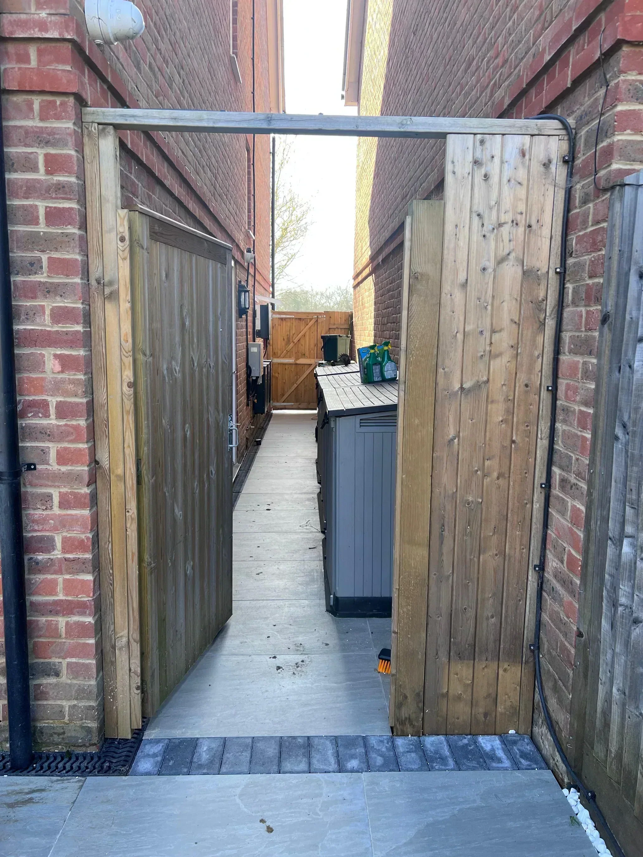 Pergola, Jacuzzi & Front Garden — photo 16