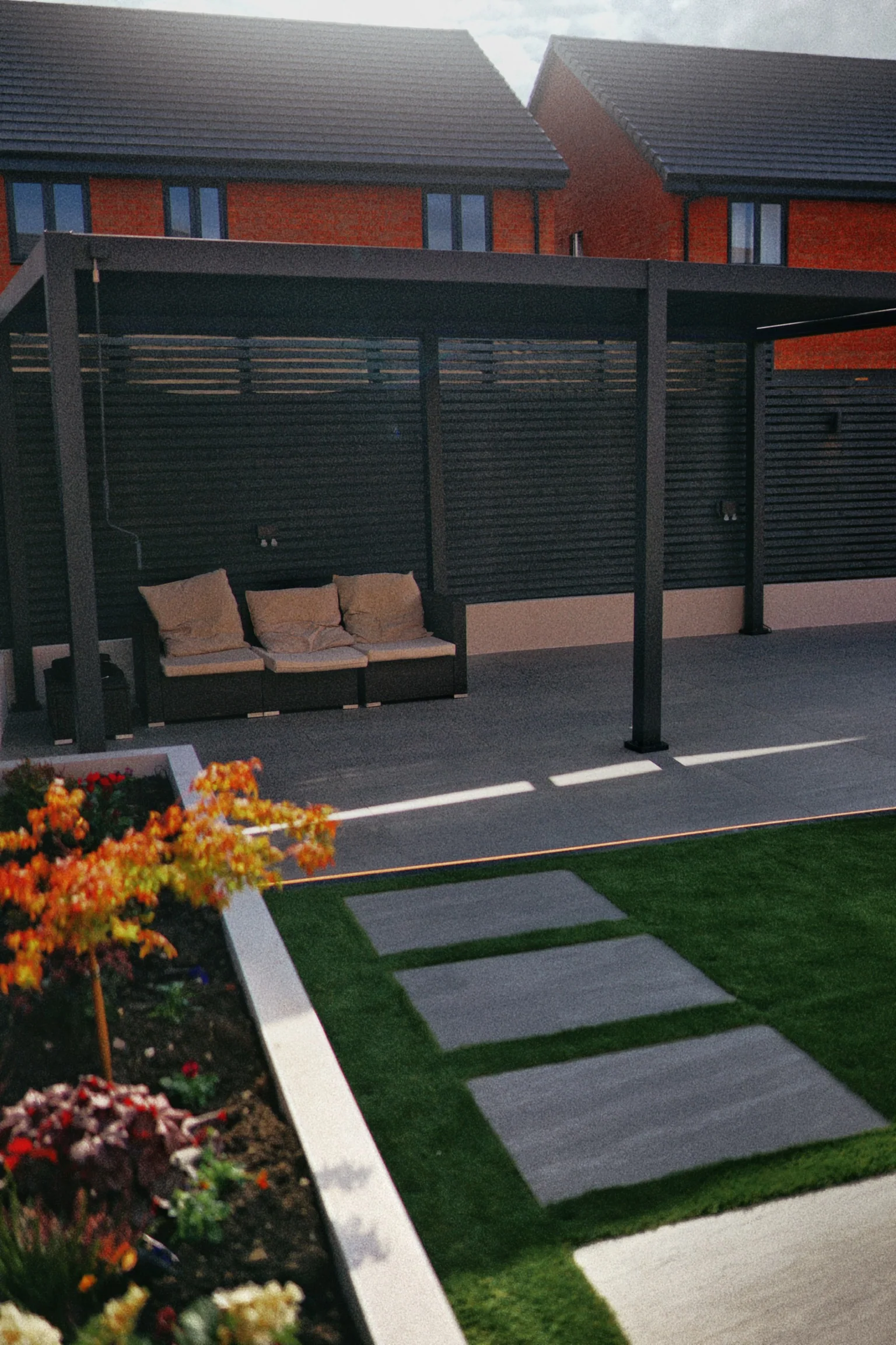 New-Build Garden with Lit Raised Planters in Didcot — photo 2