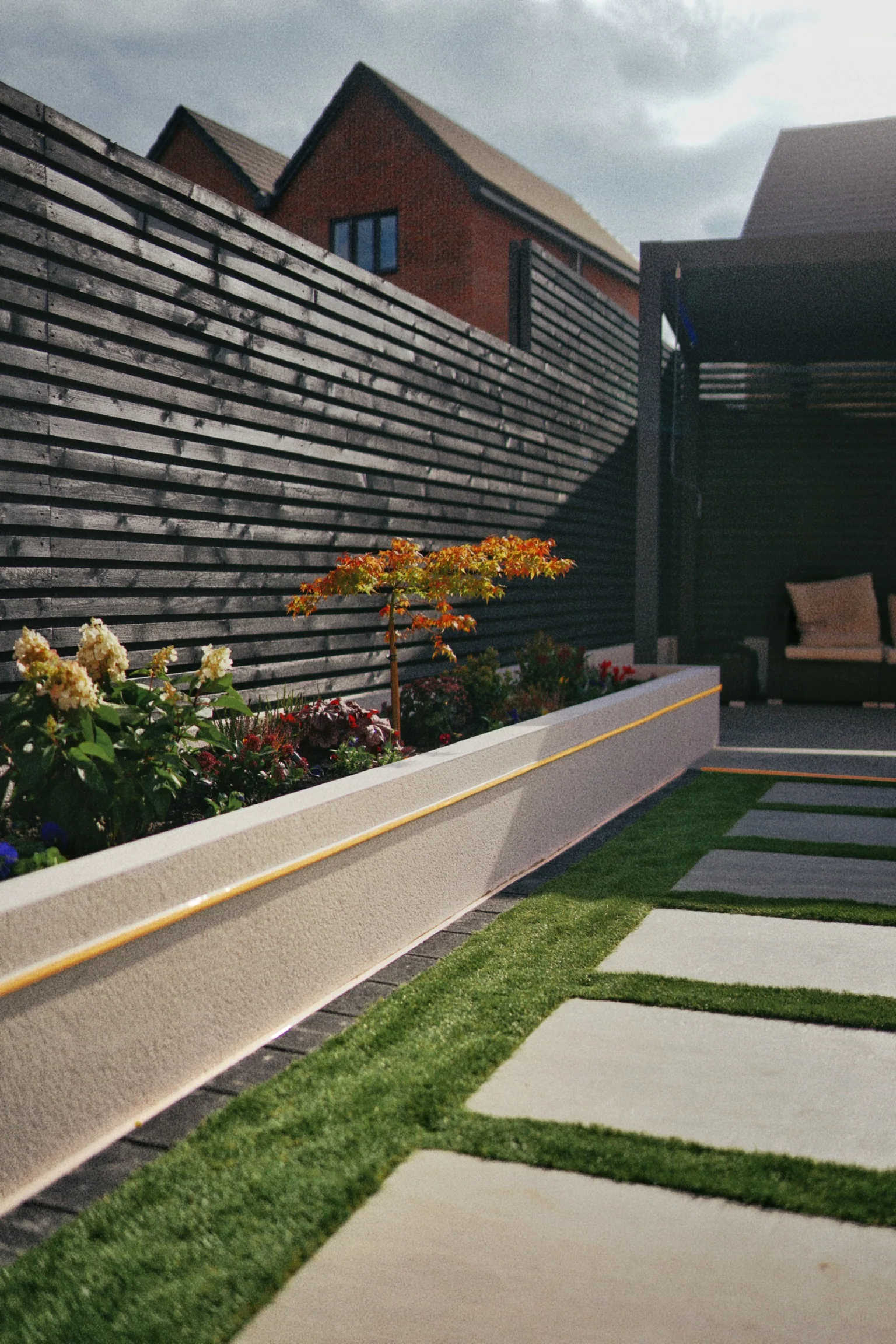 New-Build Garden with Lit Raised Planters in Didcot — photo 4
