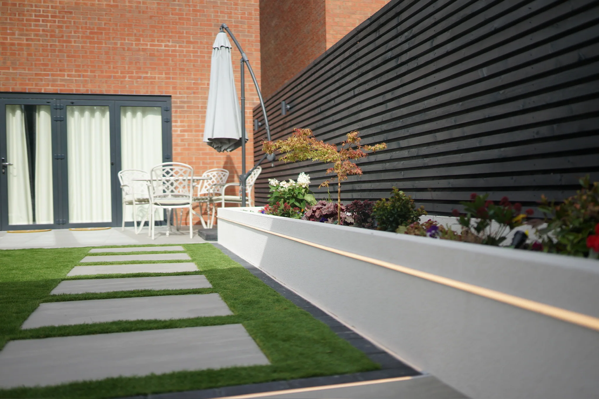 New-Build Garden with Lit Raised Planters in Didcot — photo 5