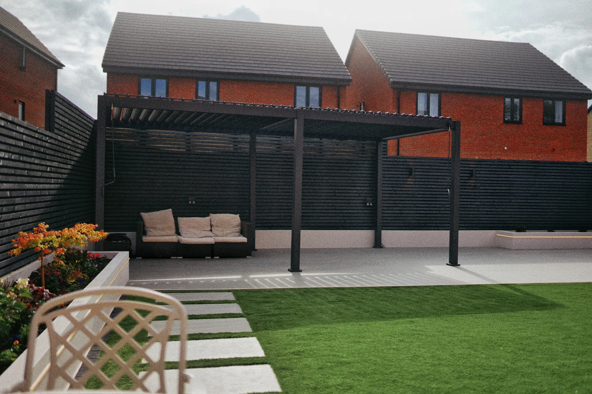 New-Build Garden with Lit Raised Planters in Didcot — photo 6
