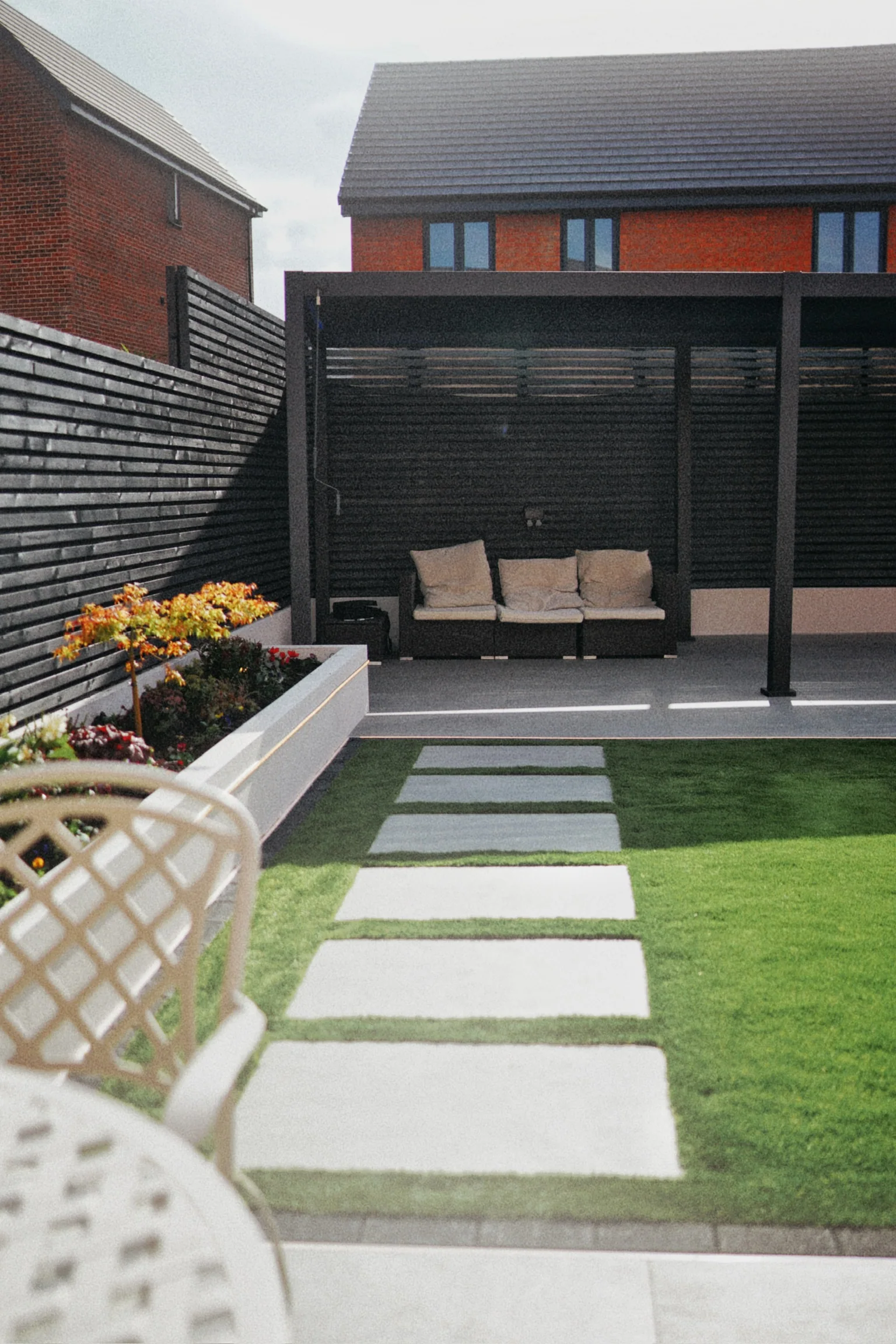 New-Build Garden with Lit Raised Planters in Didcot — photo 8