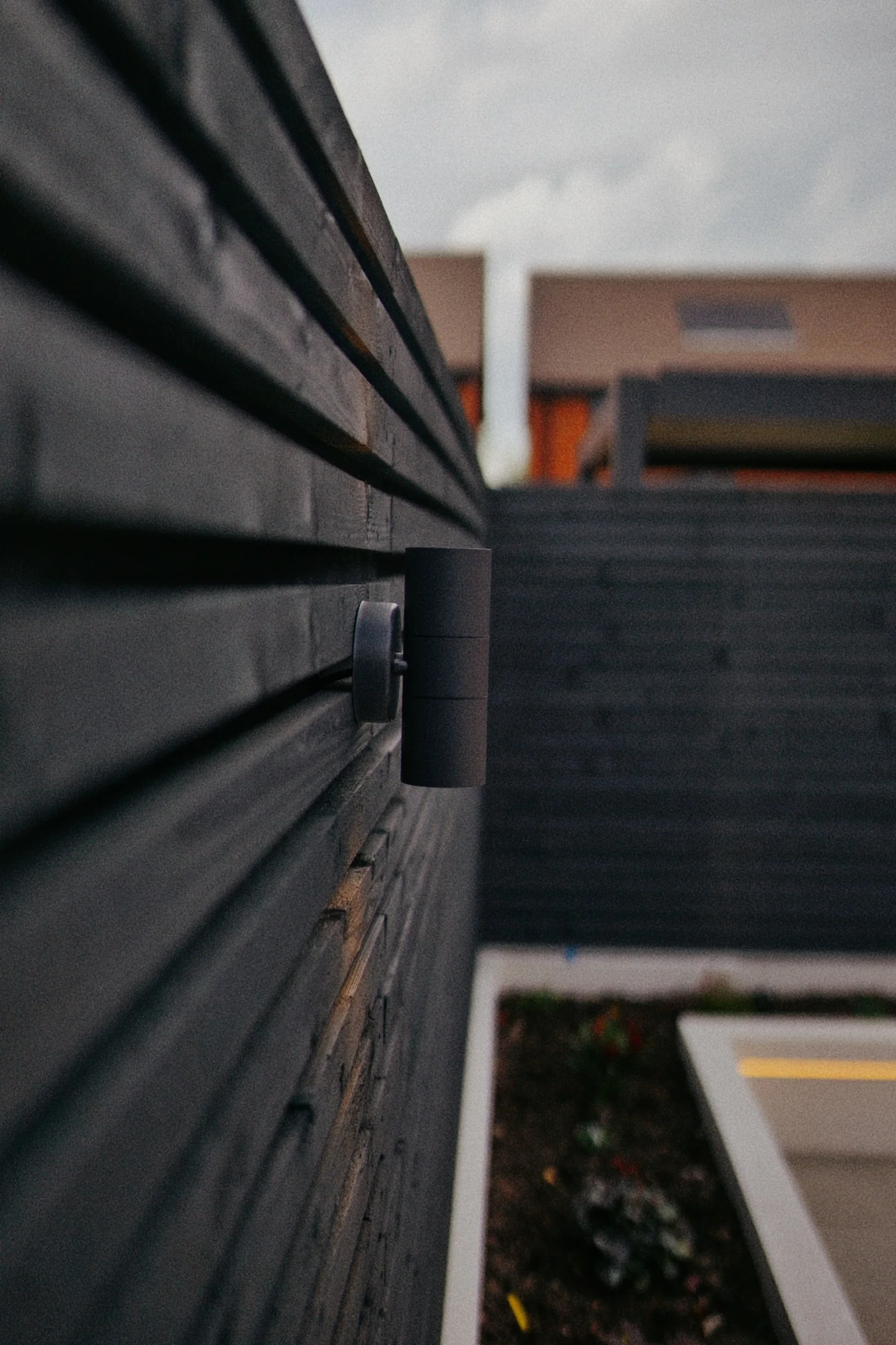 New-Build Garden with Lit Raised Planters in Didcot — photo 9